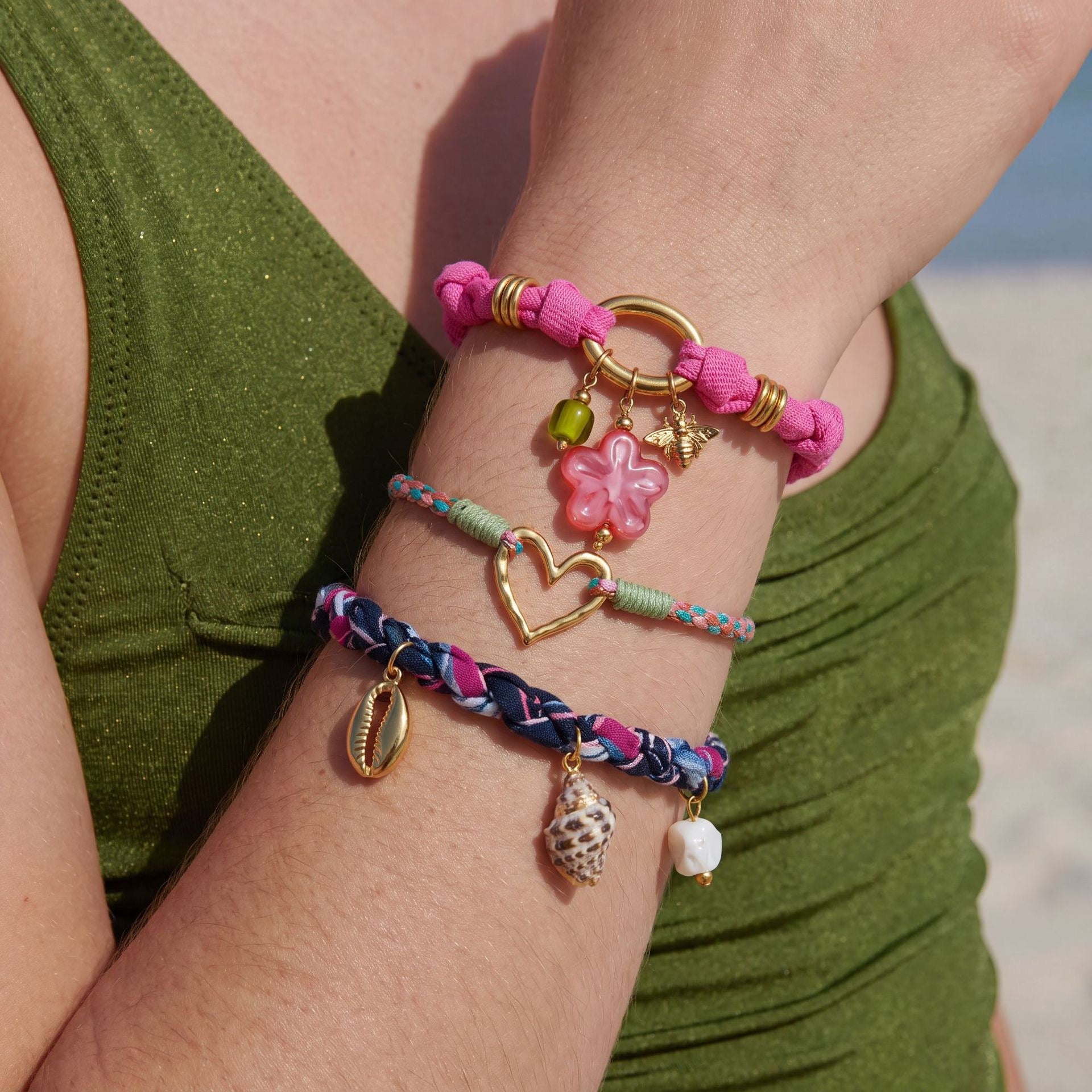 Hollow Heart Bee Pink Flower Conch Shell Woven Bracelet – Gold-Plated | Beach Holiday Stackable