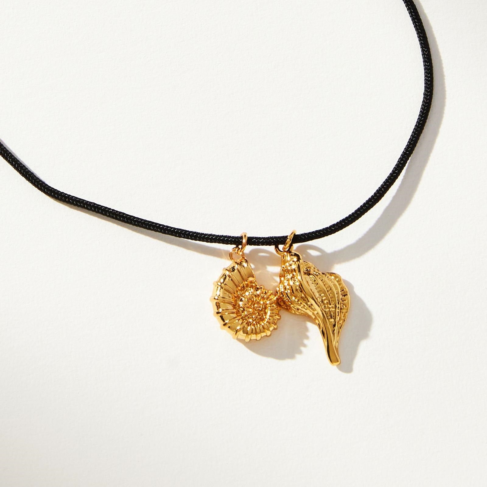 Tropical Fish & Conch Shell Pendant Necklace – Gold-Plated Vintage Ocean Charm