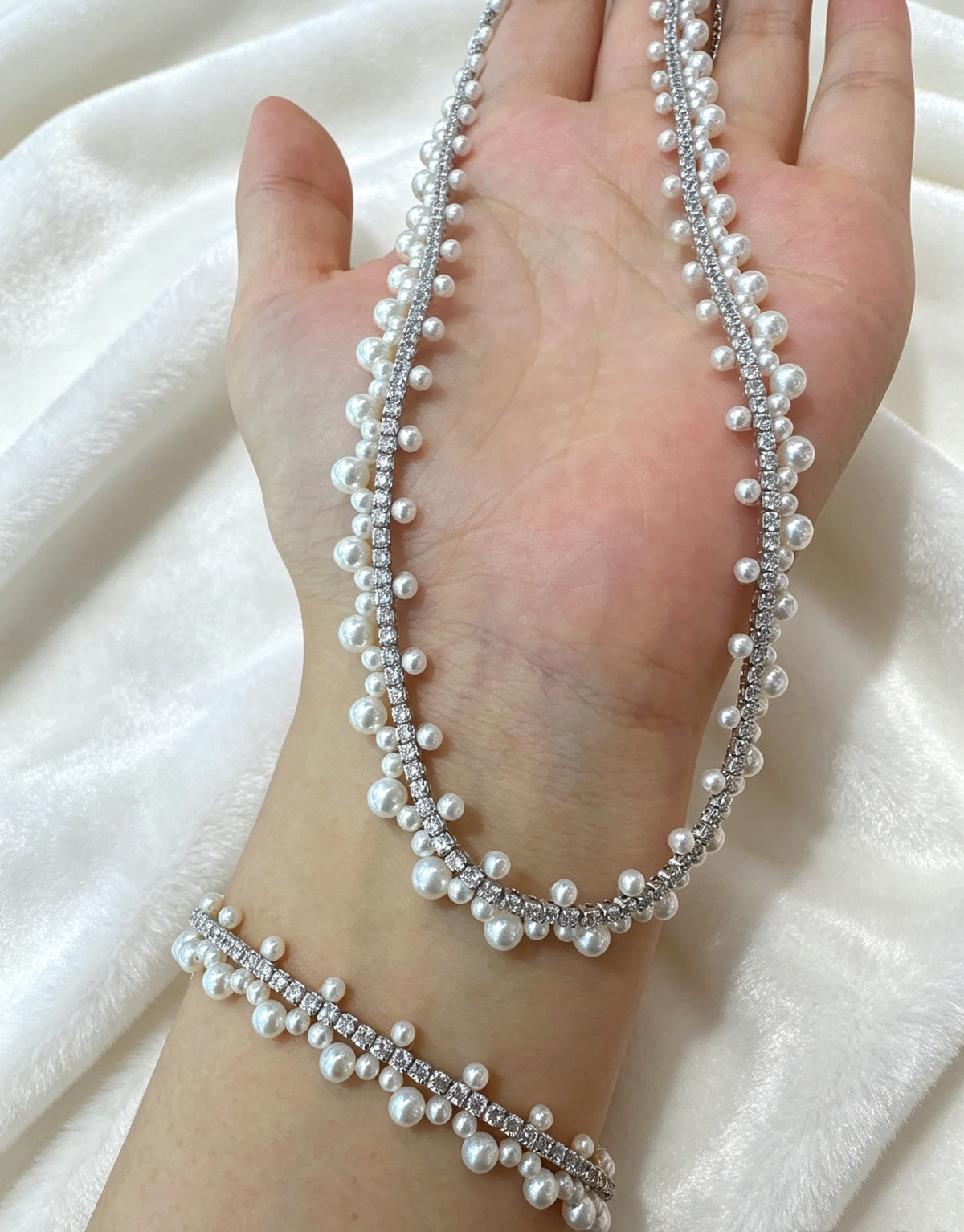 Lustrous Natural Pearl Clavicle Necklace with 18K Gold-Plated Zirconia Inlay