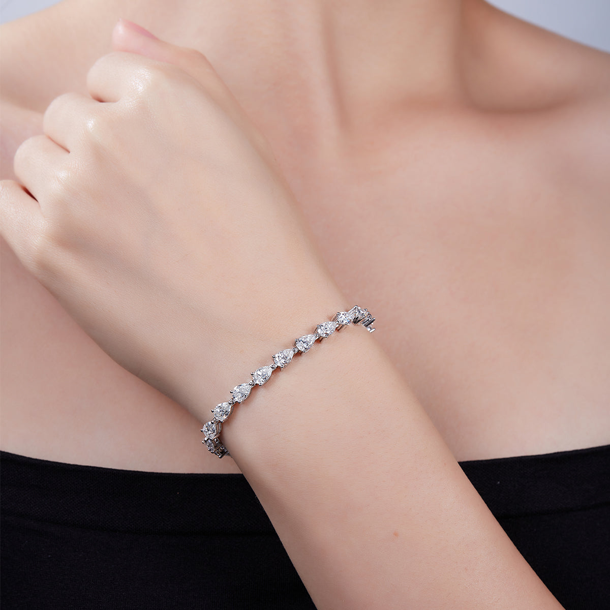 Pear-Cut D VVS Moissanite Tennis Bracelet — 0.5ct Stones (S925 Silver)
