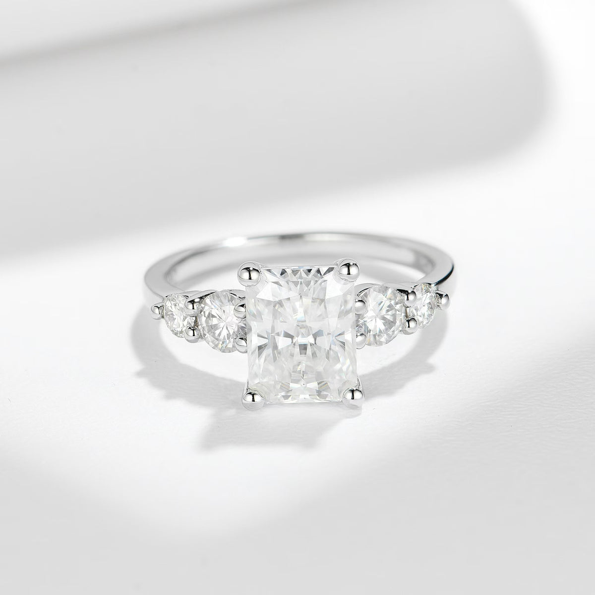 Fang Ying Yi Cai | 18K White Gold Radiant Cut Moissanite Ring | 3ct