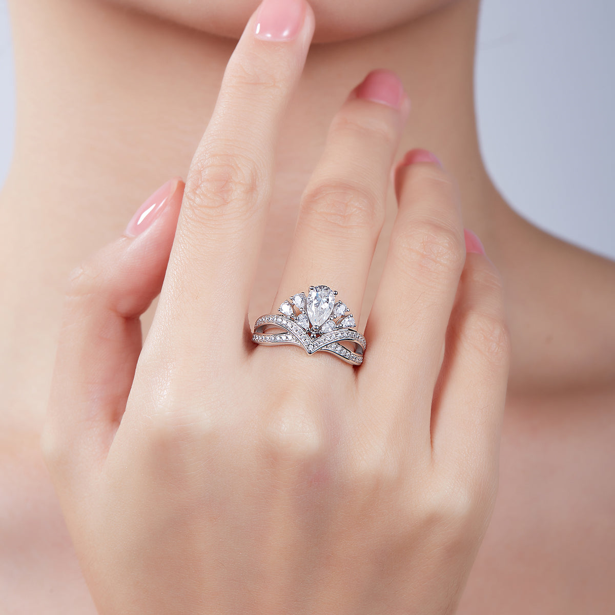 V Qian Jin | 18K White Gold Pear Cut Coloured Moissanite Ring | 1ct D-Grade