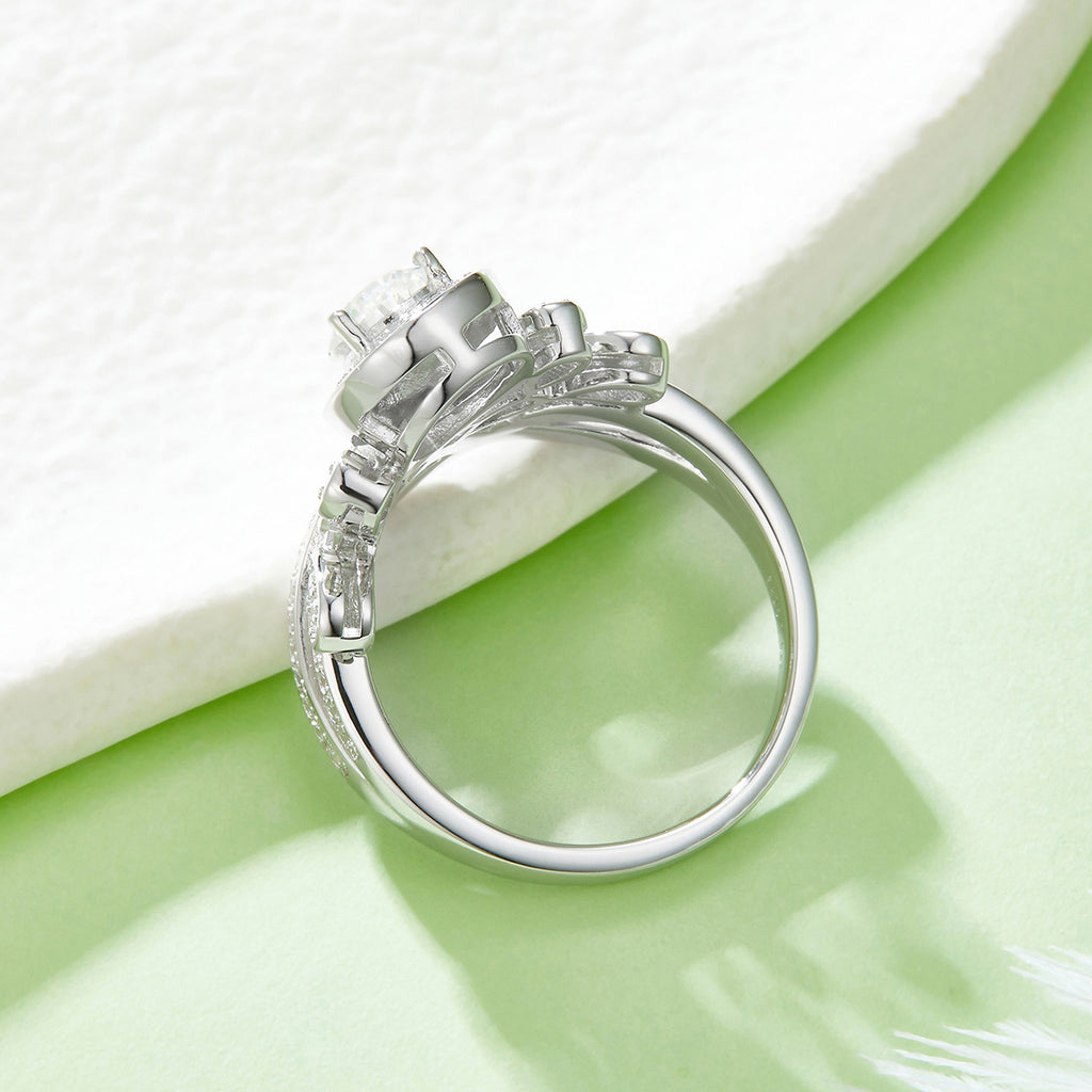 V Queen | 18K White Gold Pear Cut Coloured Moissanite Ring | 1.0ct D-Grade