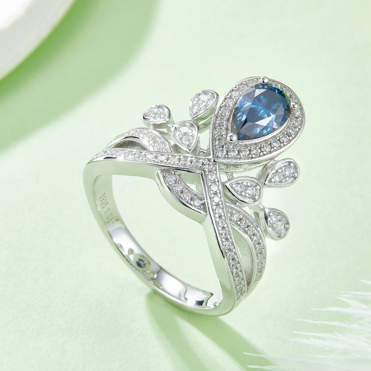 V Queen | 18K White Gold Pear Cut Coloured Moissanite Ring | 1.0ct D-Grade