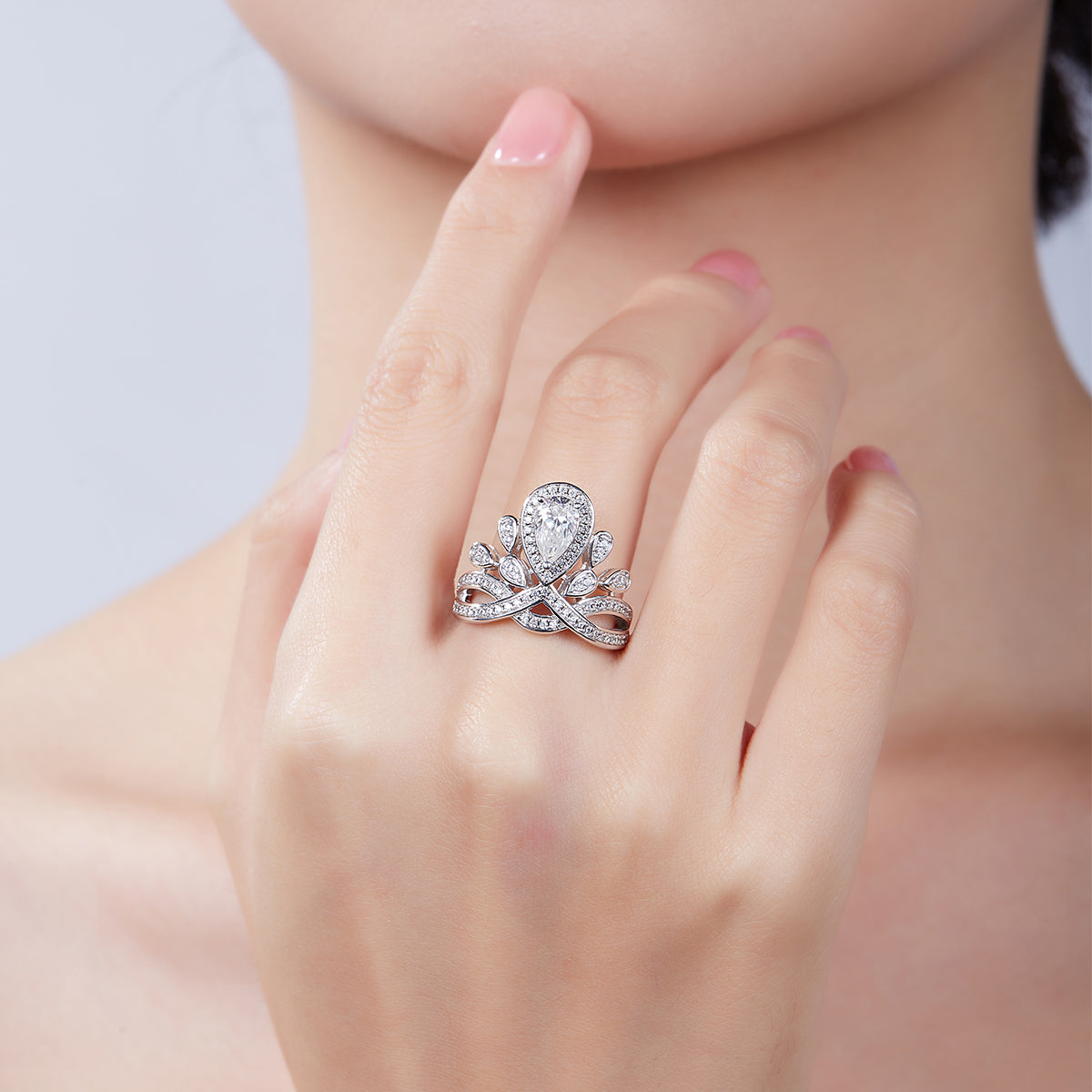 V Queen | 18K White Gold Pear Cut Coloured Moissanite Ring | 1.0ct D-Grade